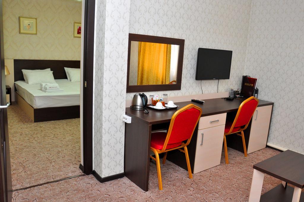 Tourasia Hotel Бишкек Экстерьер фото